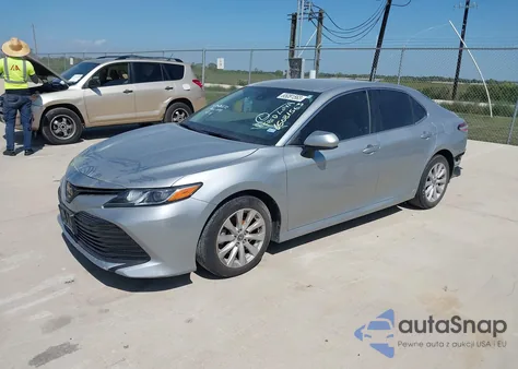 2020 Toyota Camry Le z USA, uszkodzony, nr VIN 4T1C11AK4LU400068